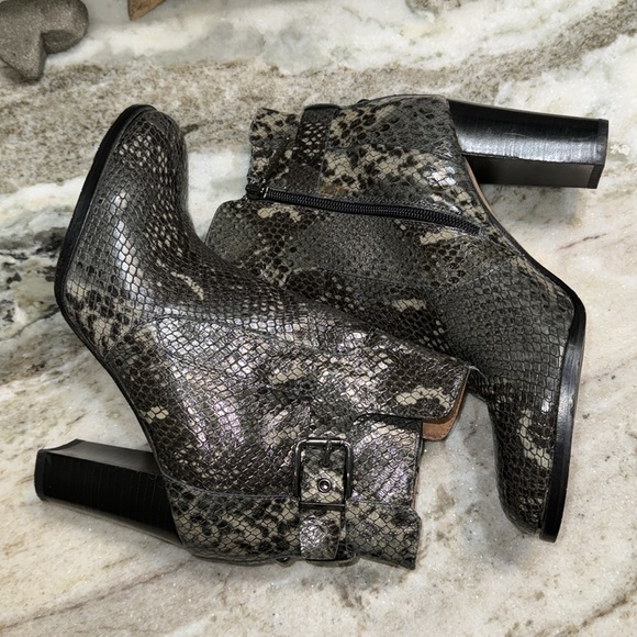 Donald J Pliner Snake Embossed Quin Bootie 7.5 - Picture 5 of 9